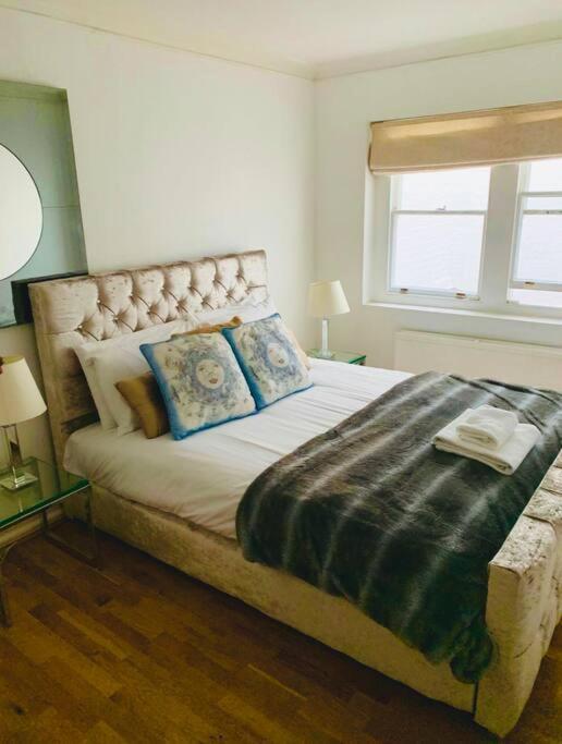 2 Bedroom Flat In Diplomatic Enclave In Kensington London Exterior foto