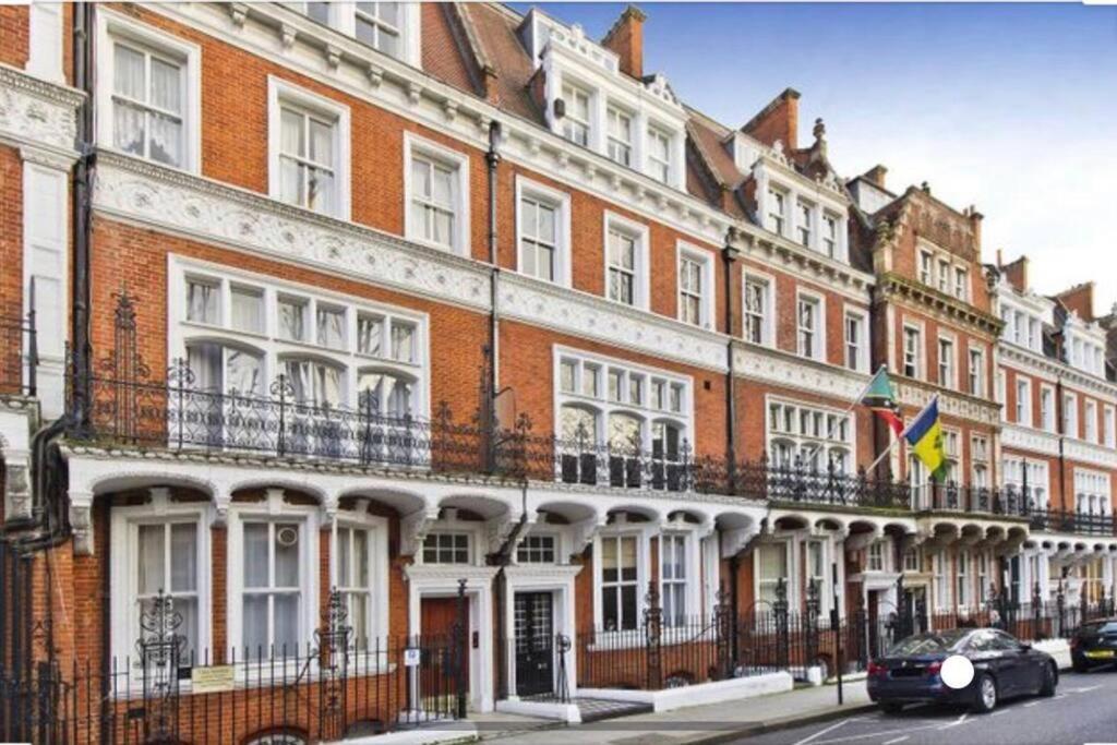 2 Bedroom Flat In Diplomatic Enclave In Kensington London Exterior foto